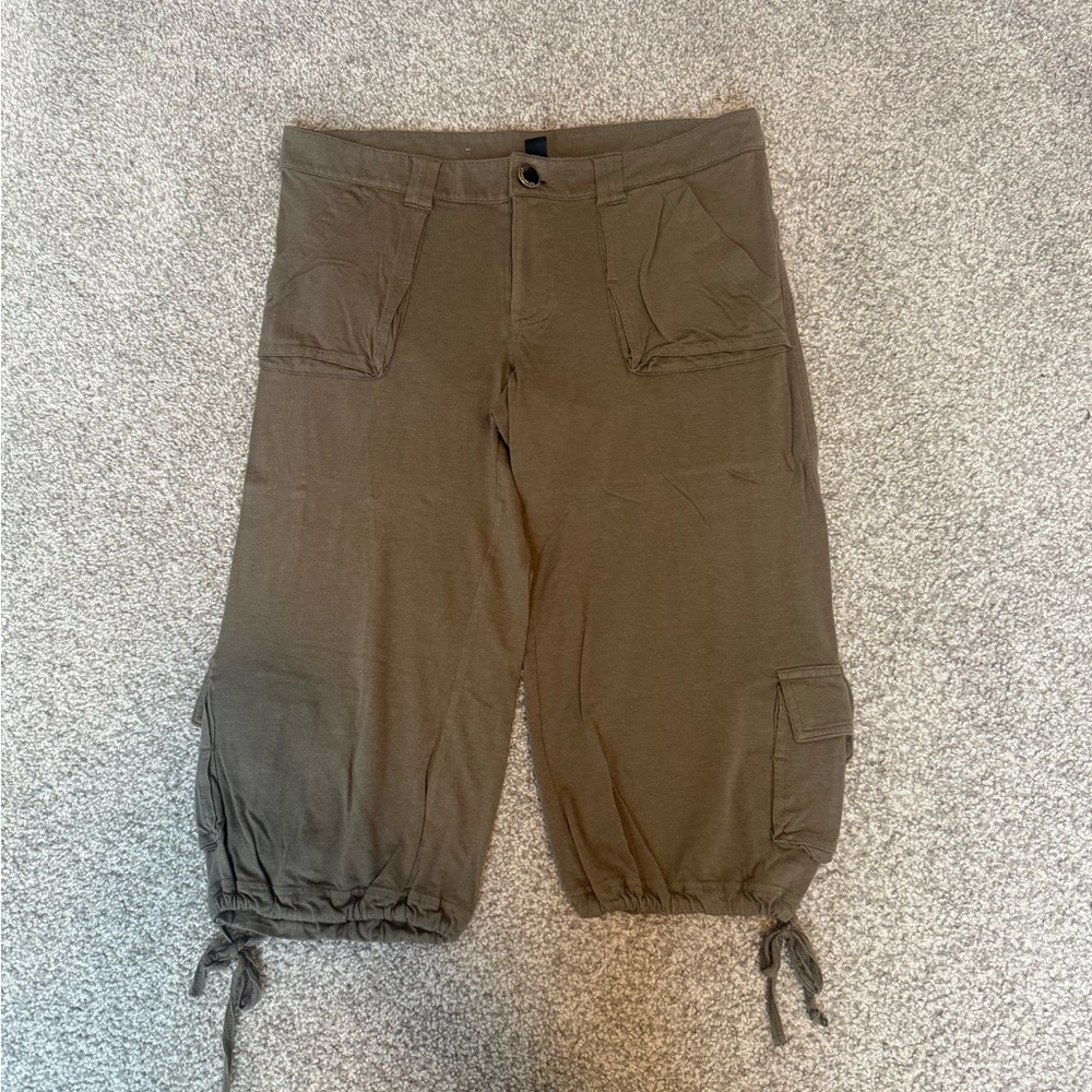 Bebe Olive Green Cargo Capris. XS
